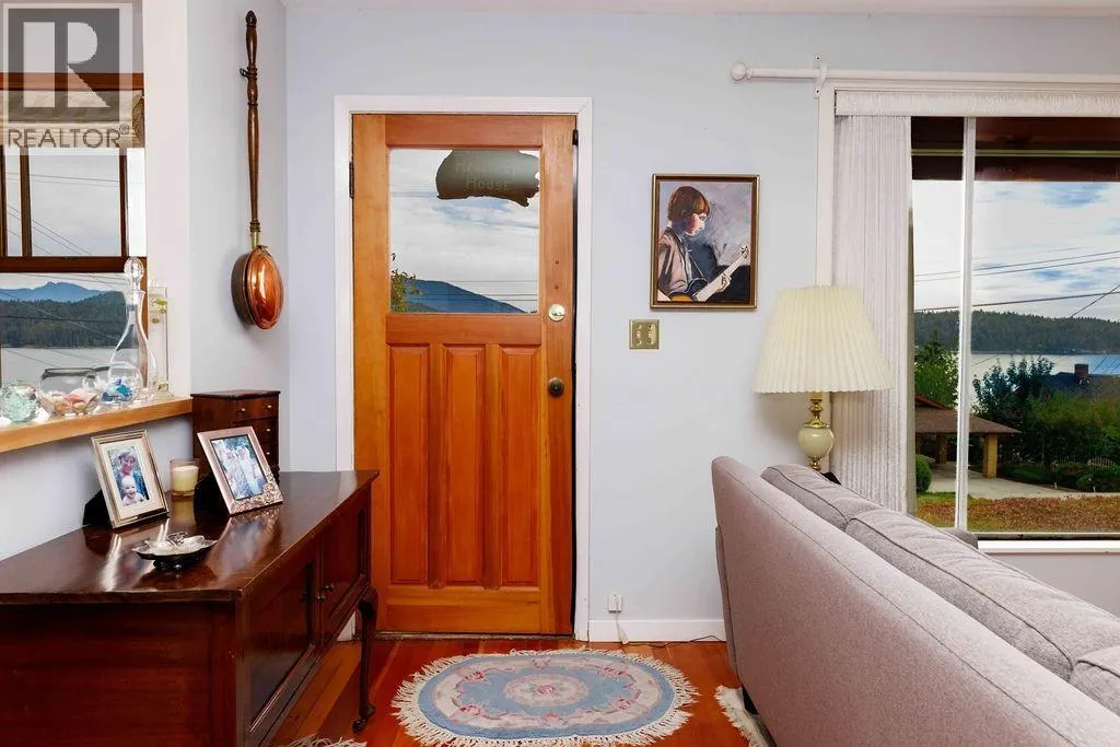 589 SEAVIEW ROAD