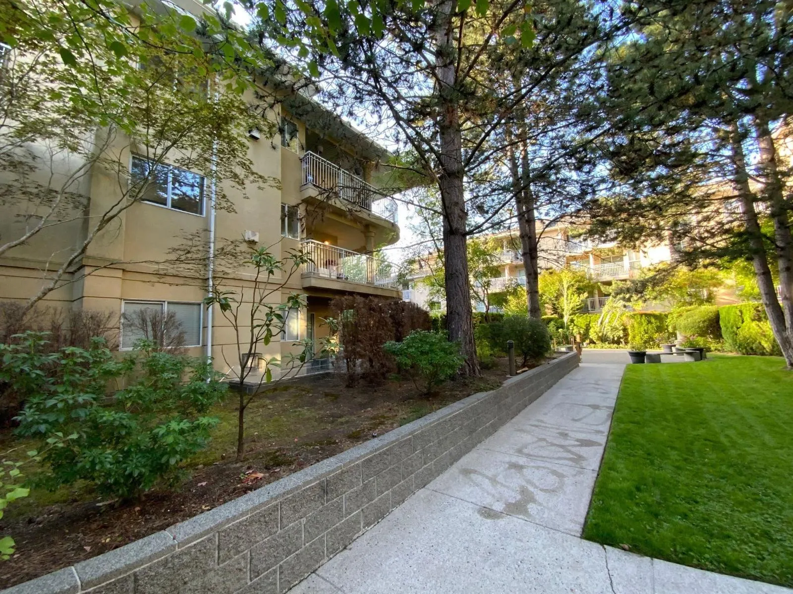 213 13727 74 AVENUE