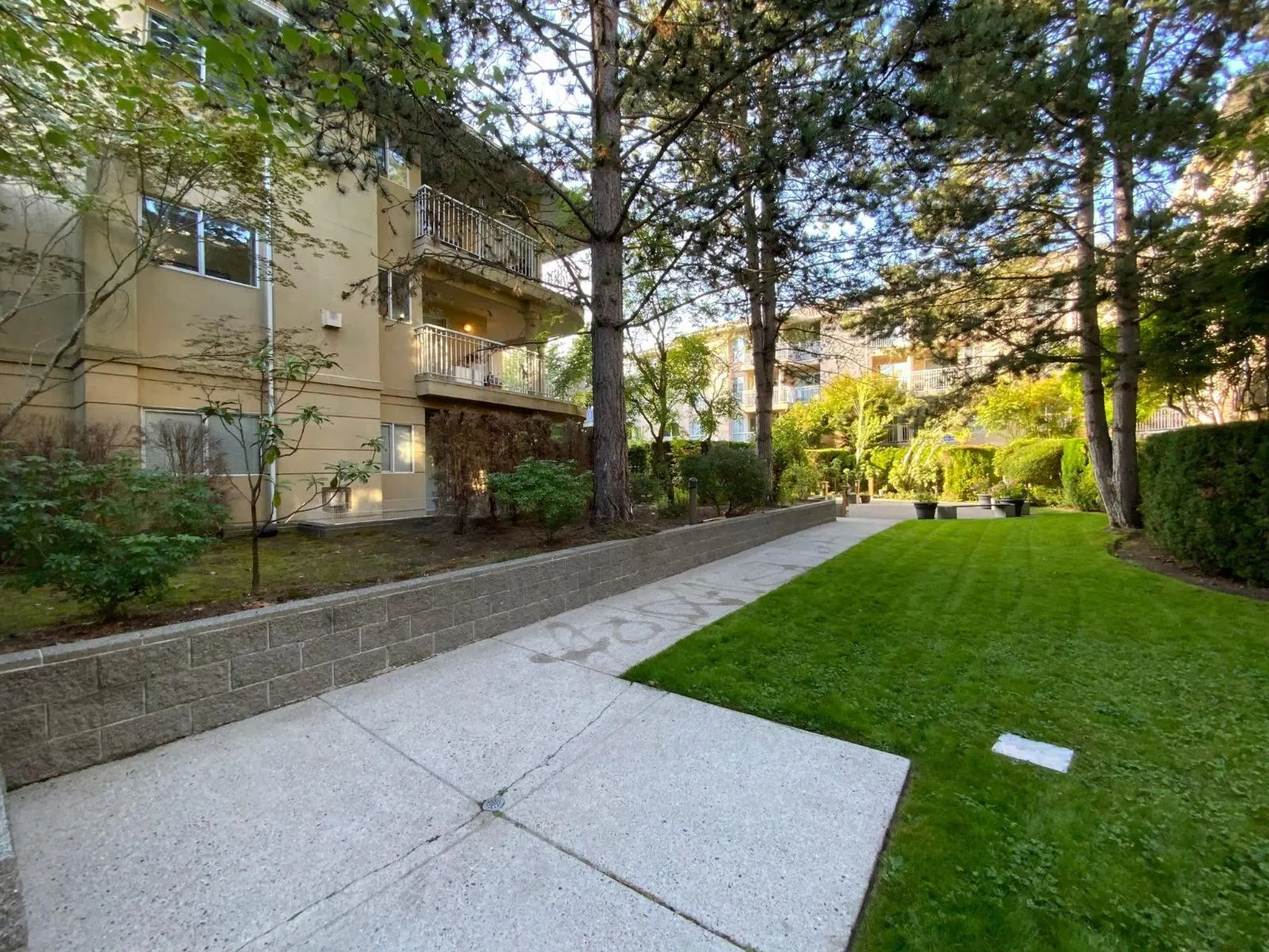 213 13727 74 AVENUE
