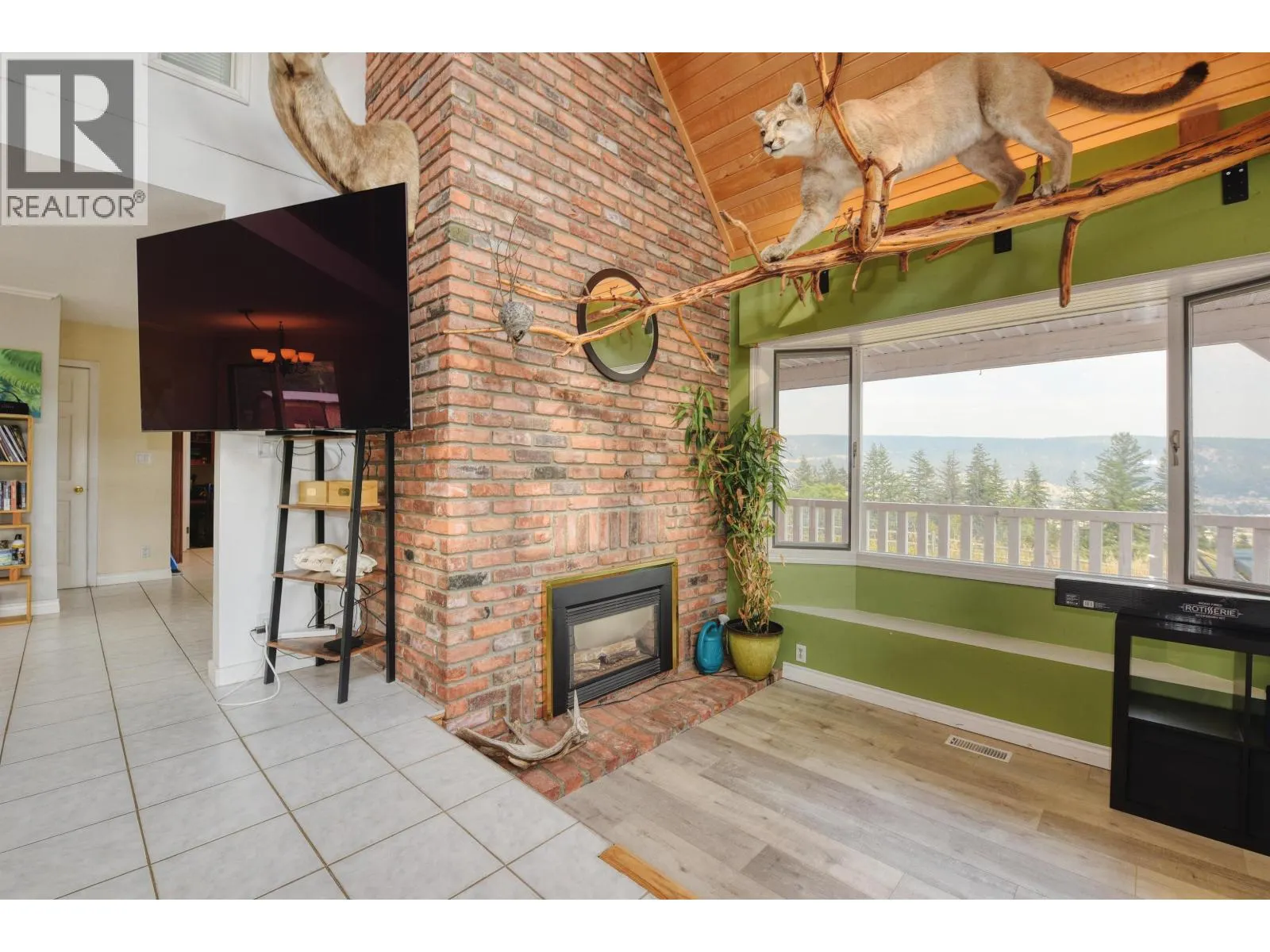 400 WOODLAND DRIVE