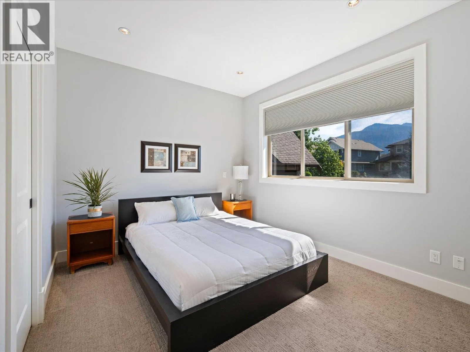 40885 THE CRESCENT