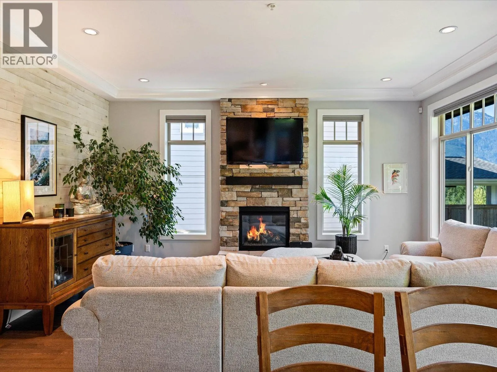 40885 THE CRESCENT