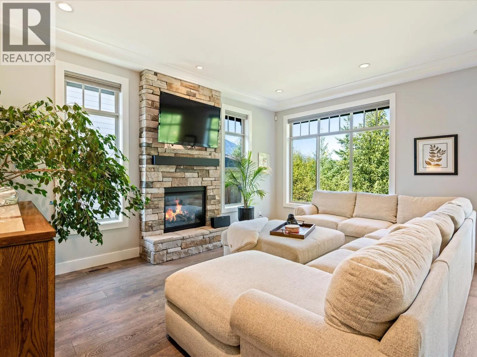 40885 THE CRESCENT
