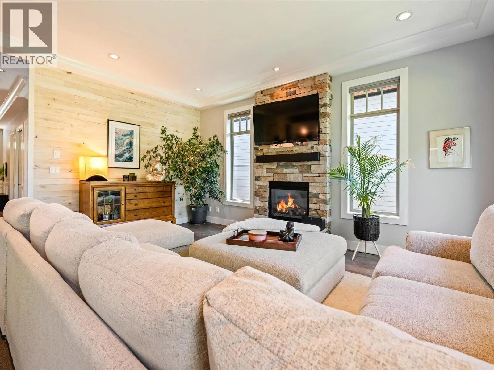 40885 THE CRESCENT