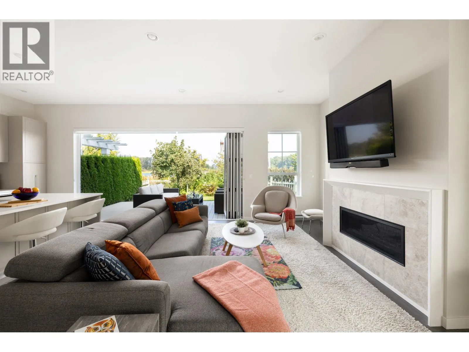 2 5551 ADMIRAL WAY