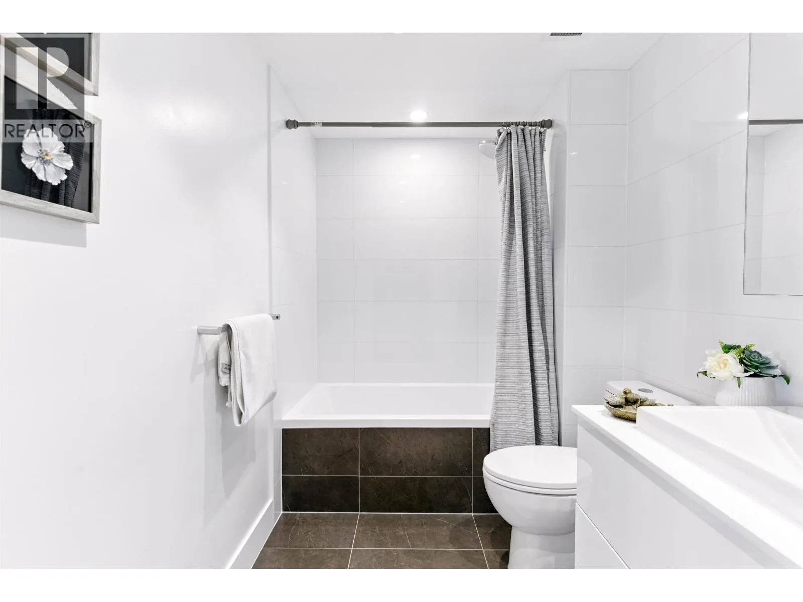 1205 1632 LIONS GATE LANE
