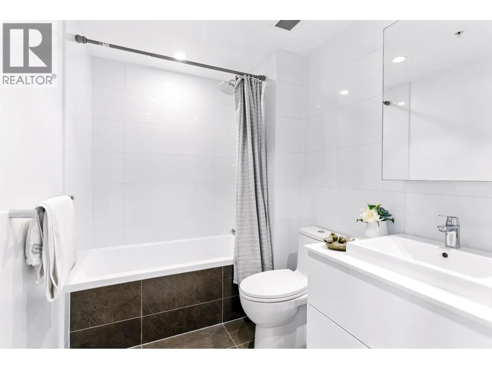 1205 1632 LIONS GATE LANE
