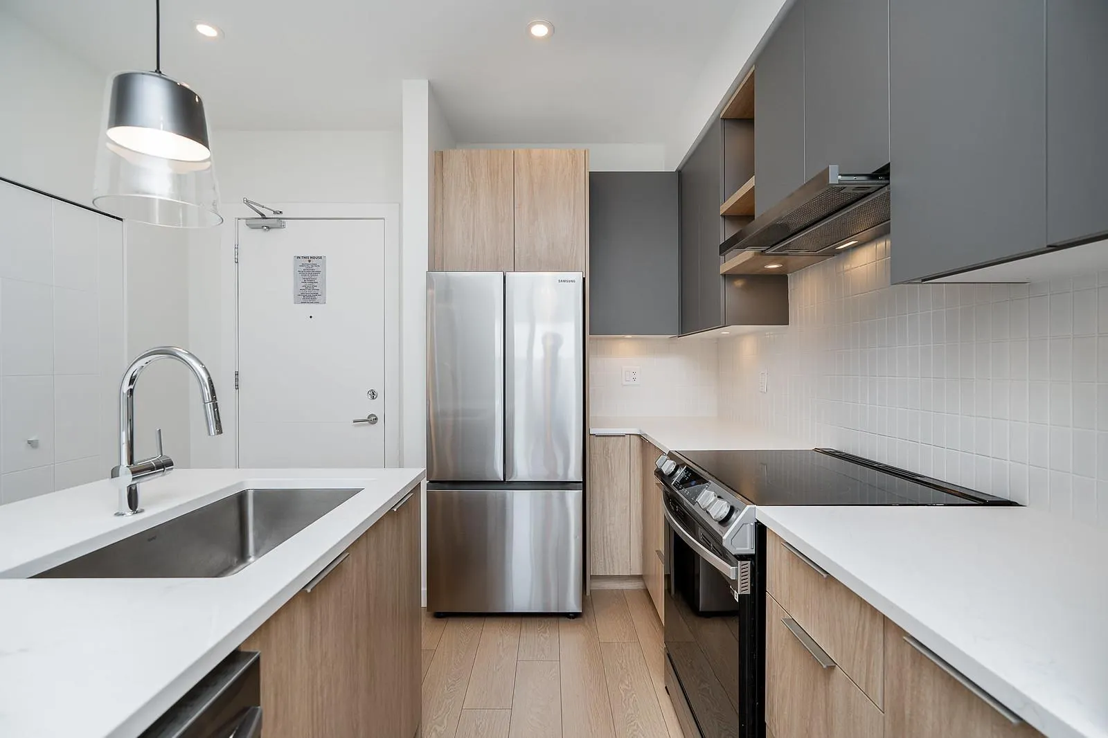 406 20695 EASTLEIGH CRESCENT