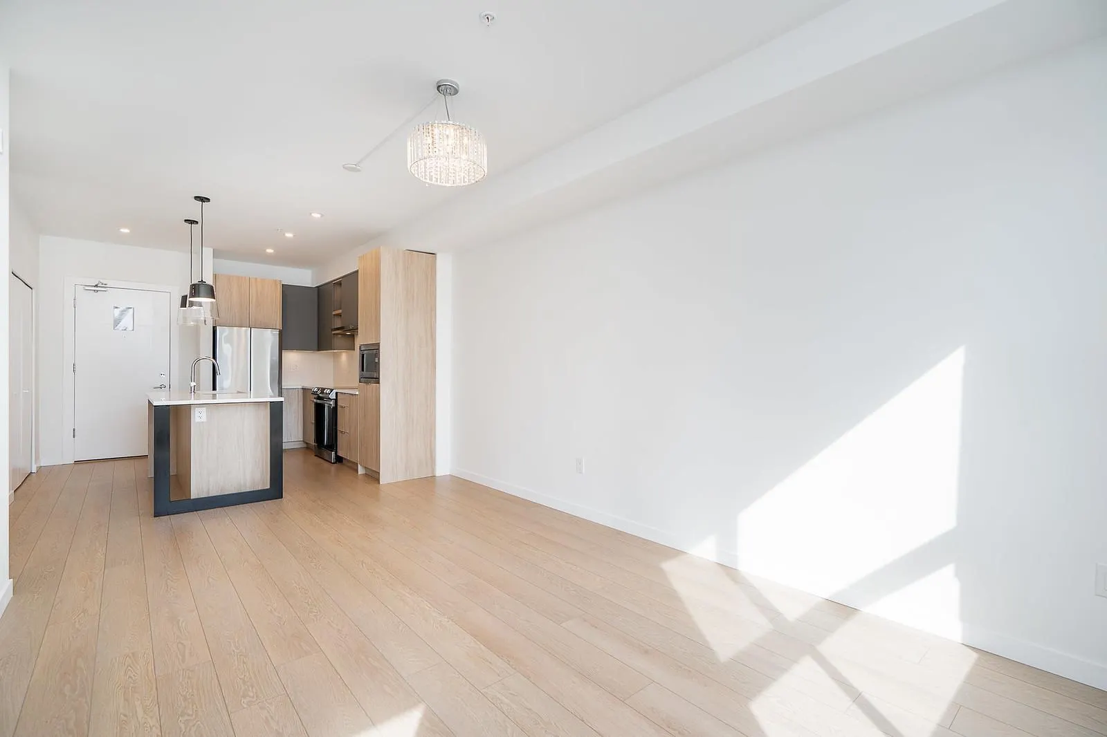 406 20695 EASTLEIGH CRESCENT
