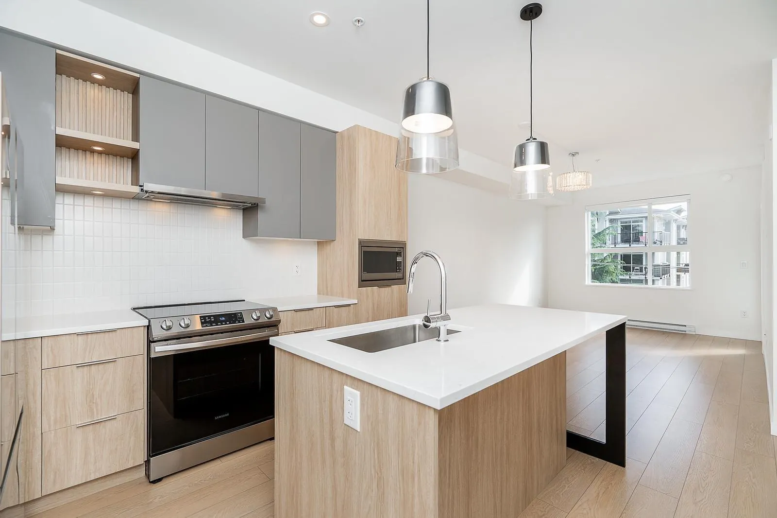 406 20695 EASTLEIGH CRESCENT