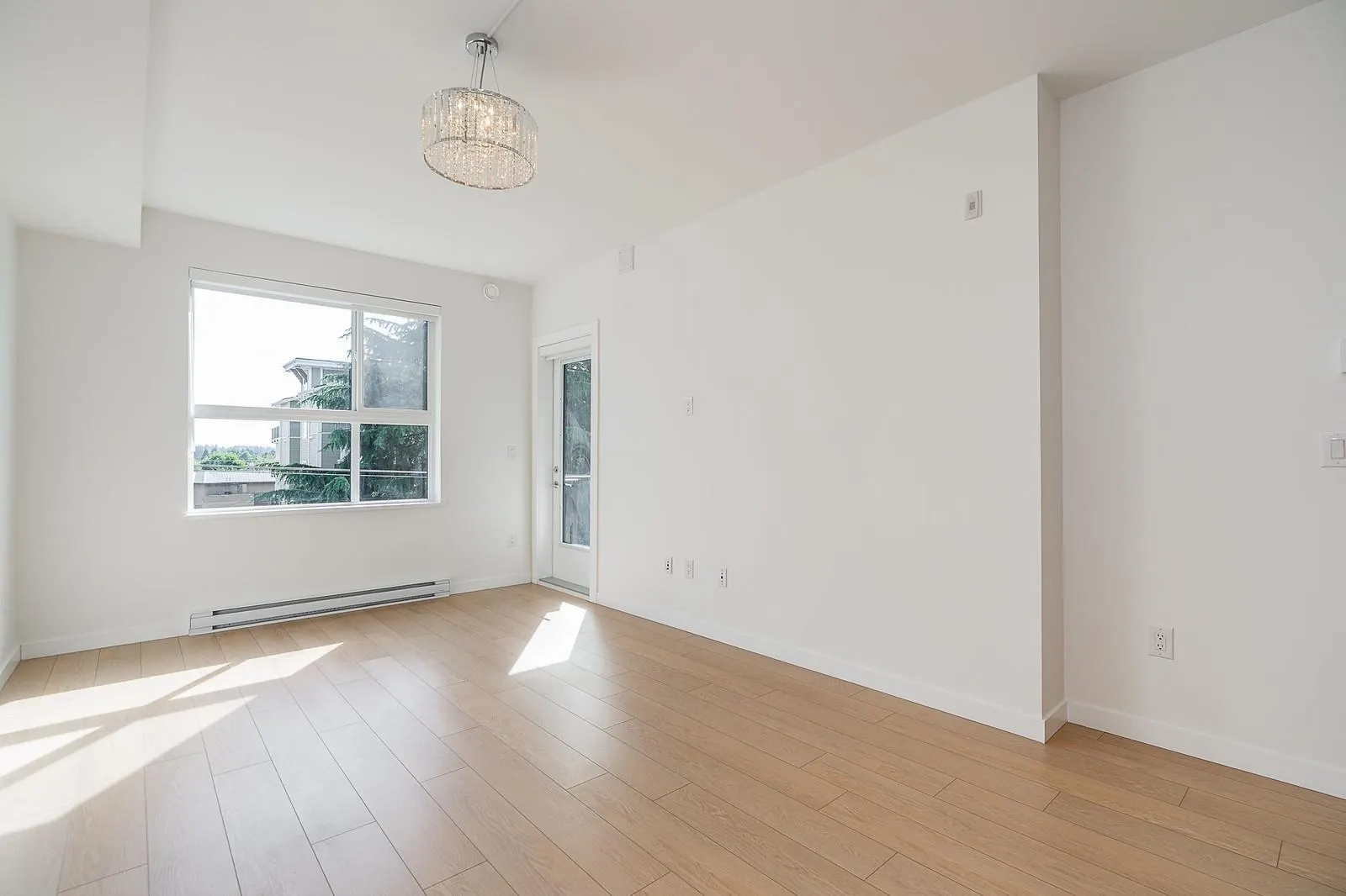 406 20695 EASTLEIGH CRESCENT