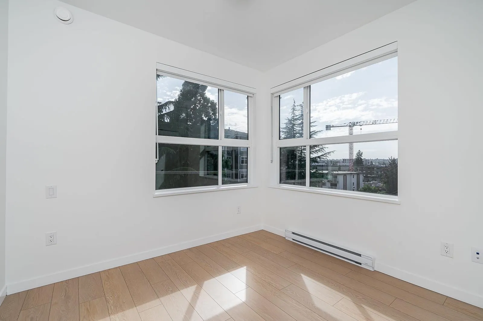 406 20695 EASTLEIGH CRESCENT