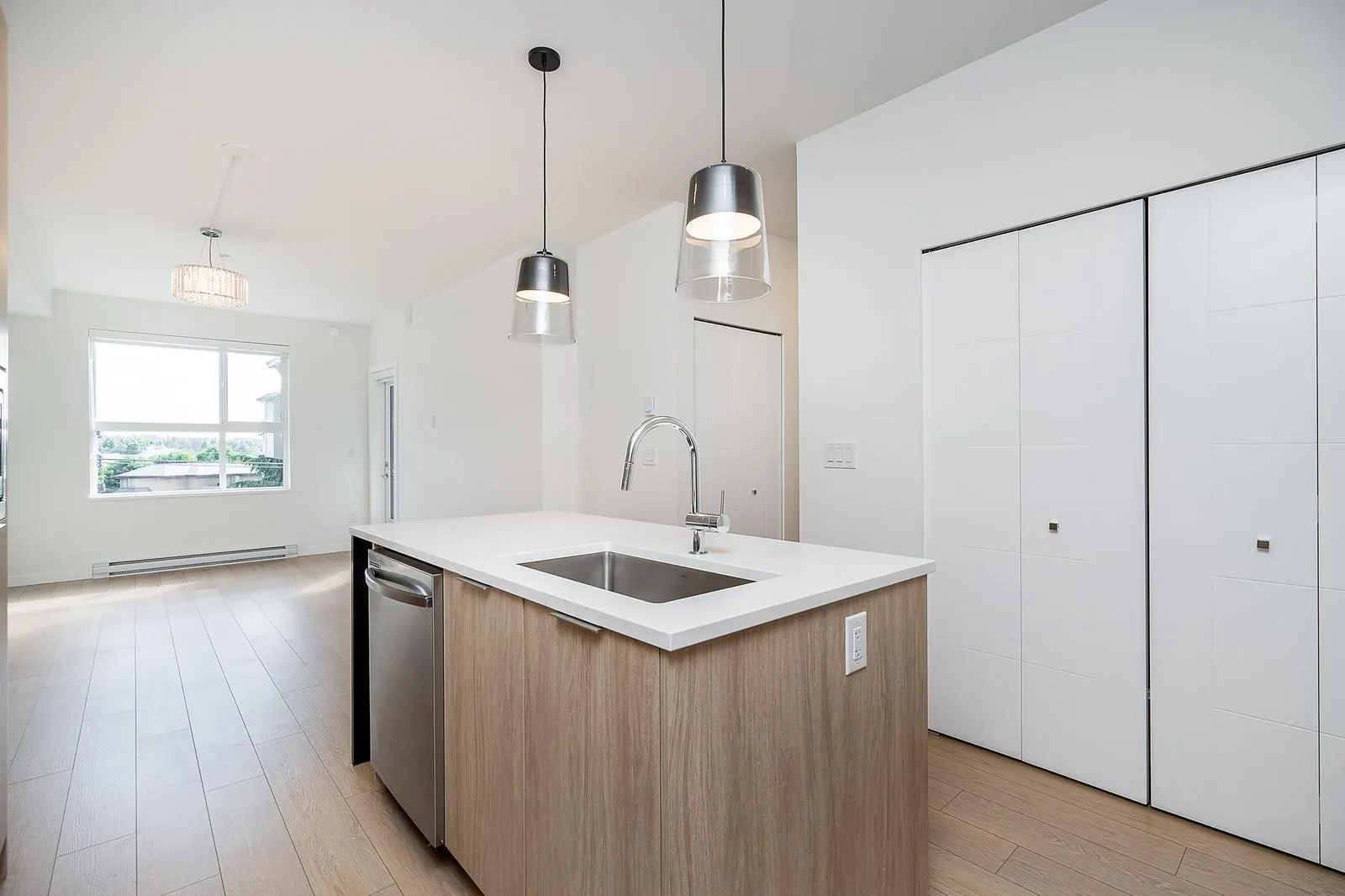 406 20695 EASTLEIGH CRESCENT