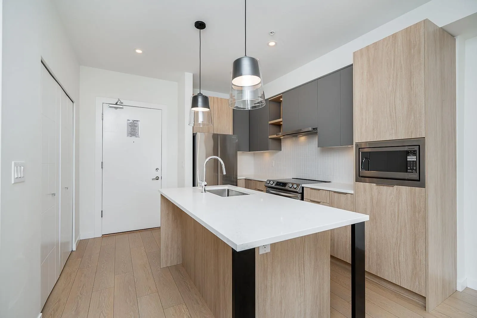 406 20695 EASTLEIGH CRESCENT