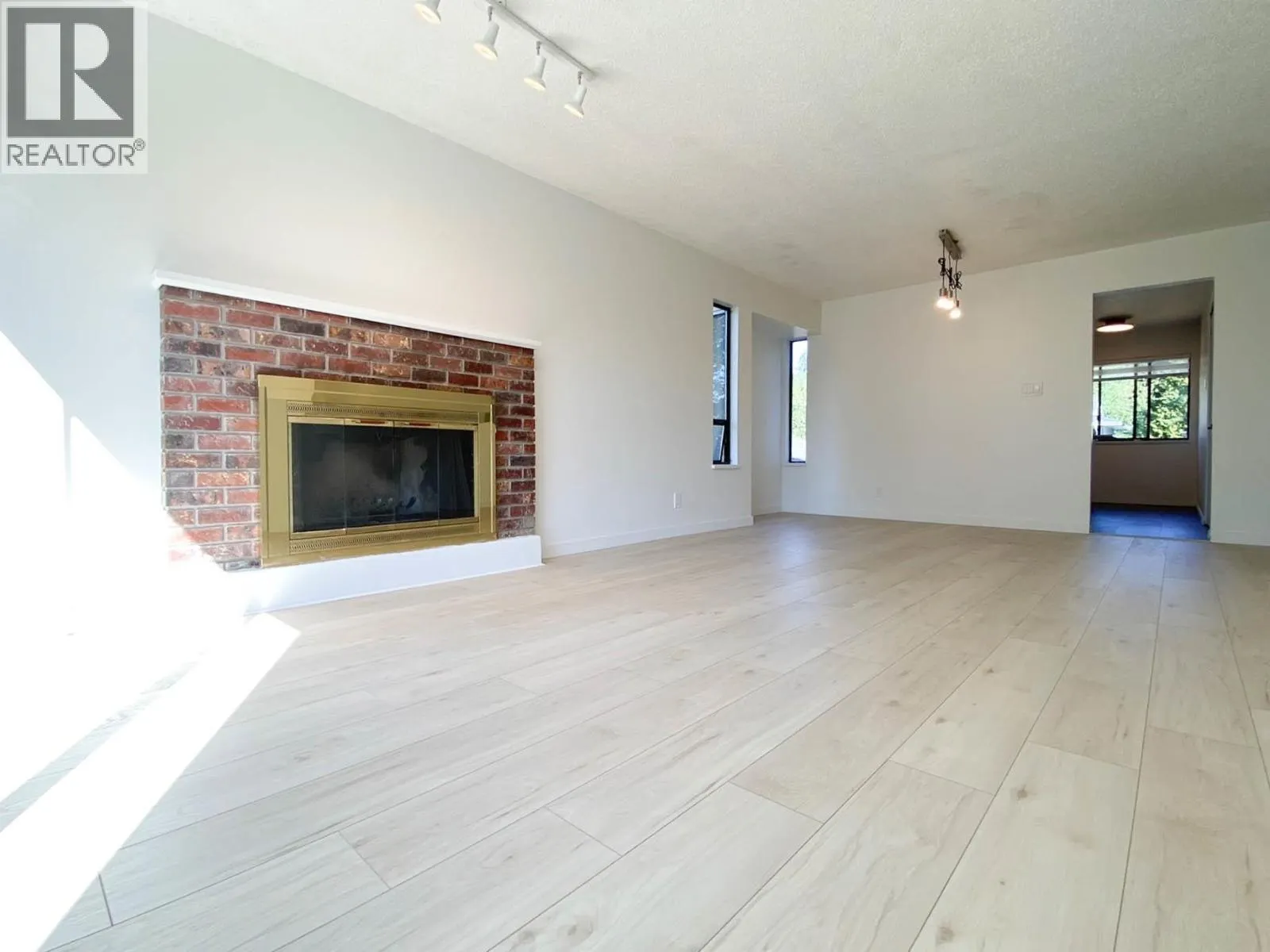 Upper-level 3340 GARIBALDI DRIVE