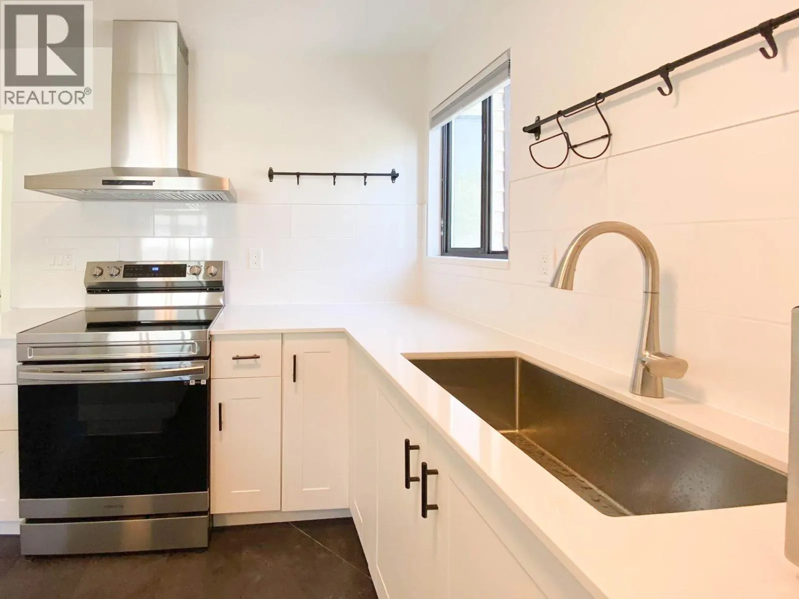 Upper-level 3340 GARIBALDI DRIVE