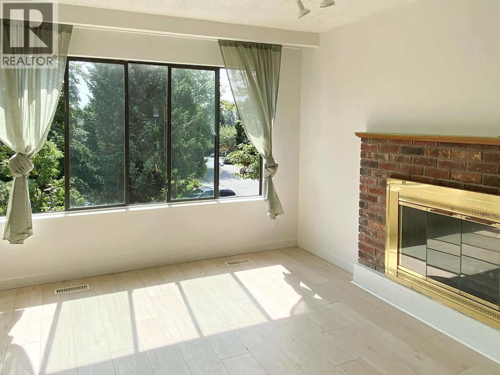 Upper-level 3340 GARIBALDI DRIVE