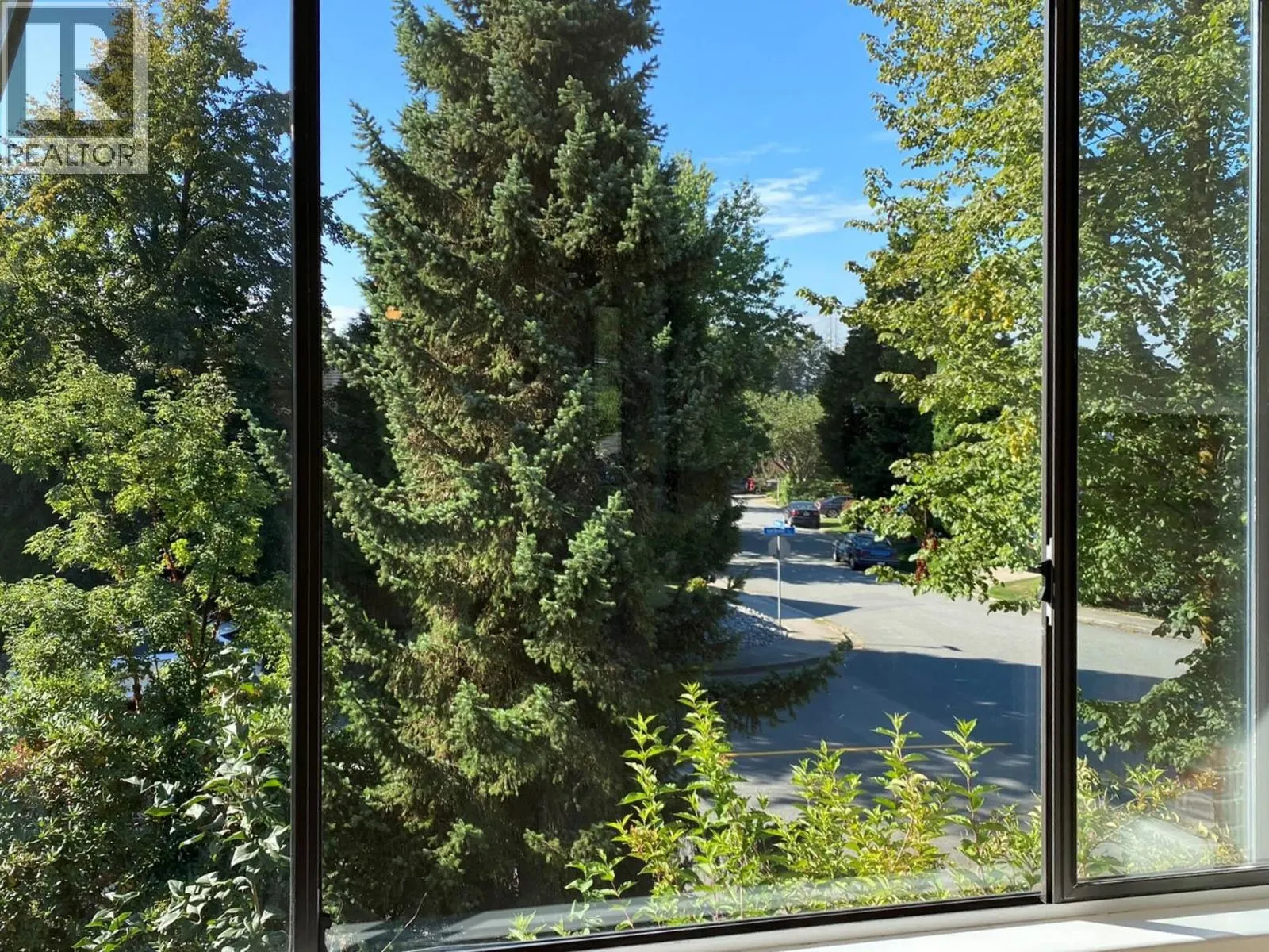 Upper-level 3340 GARIBALDI DRIVE