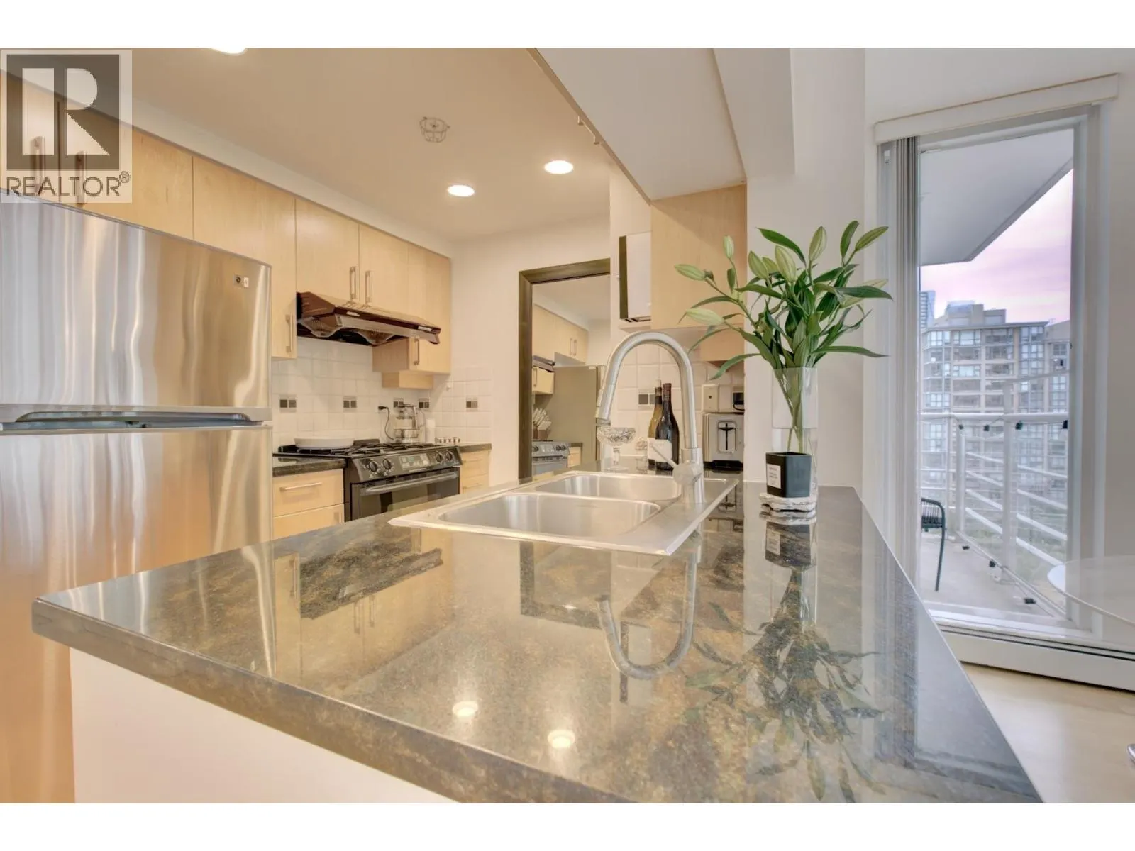 1205 1199 MARINASIDE CRESCENT
