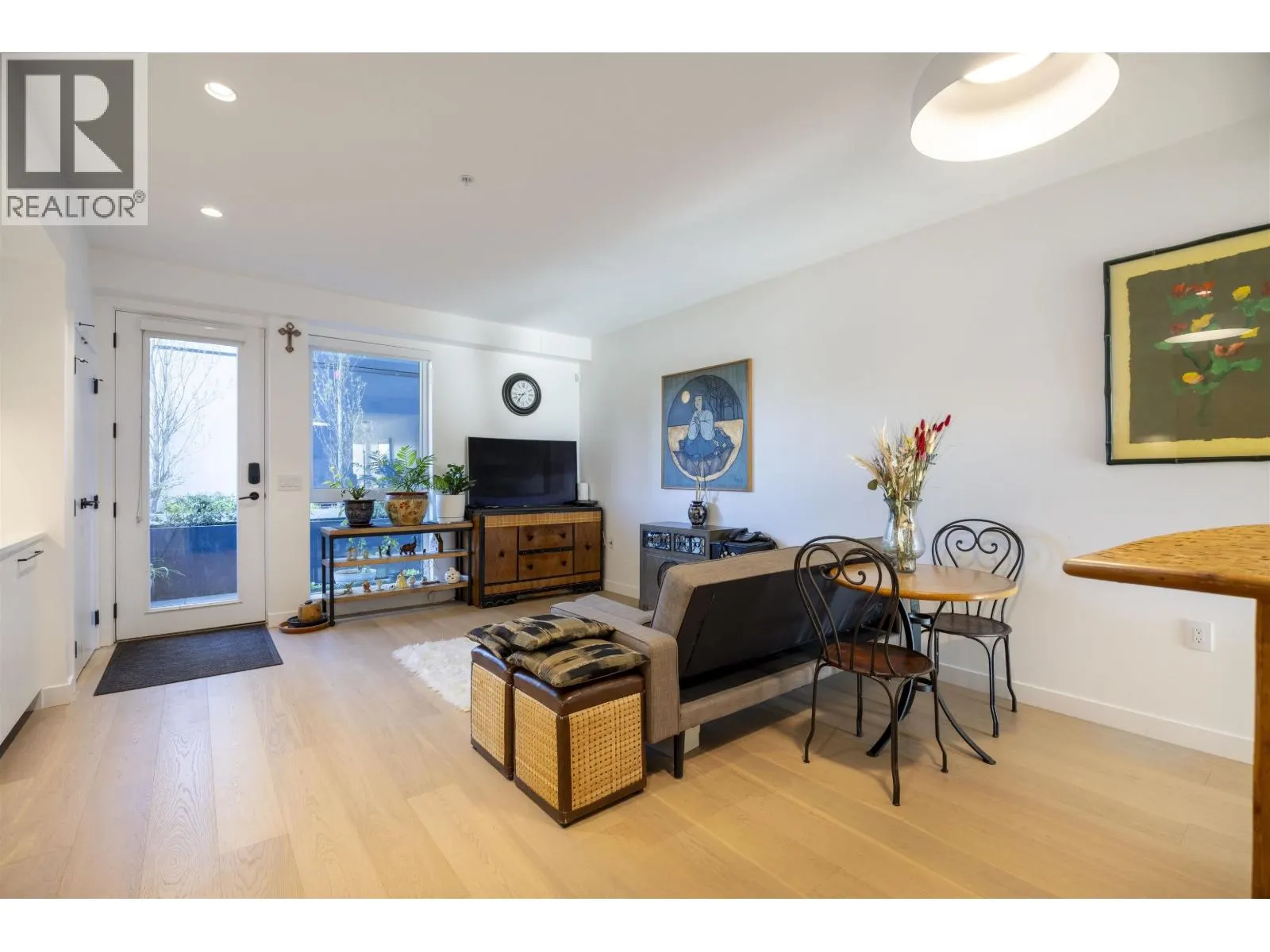 24 94 W KING EDWARD AVENUE