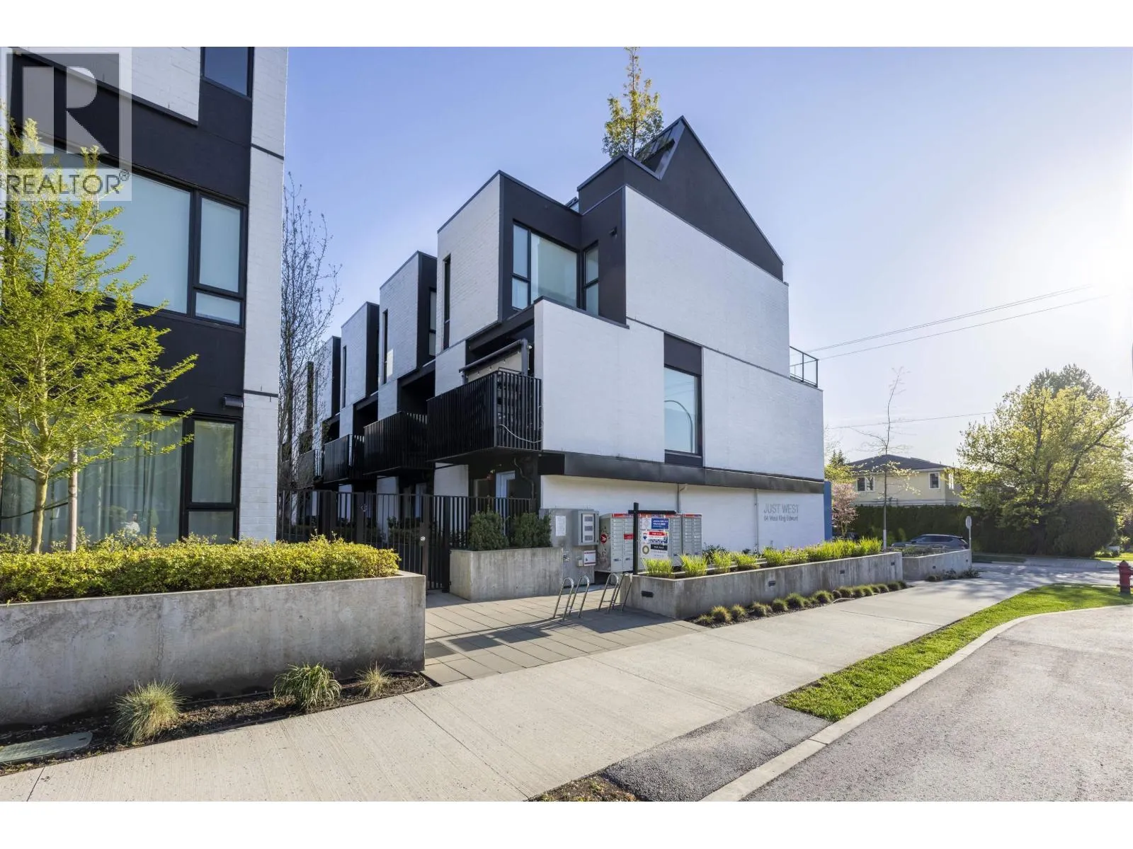24 94 W KING EDWARD AVENUE