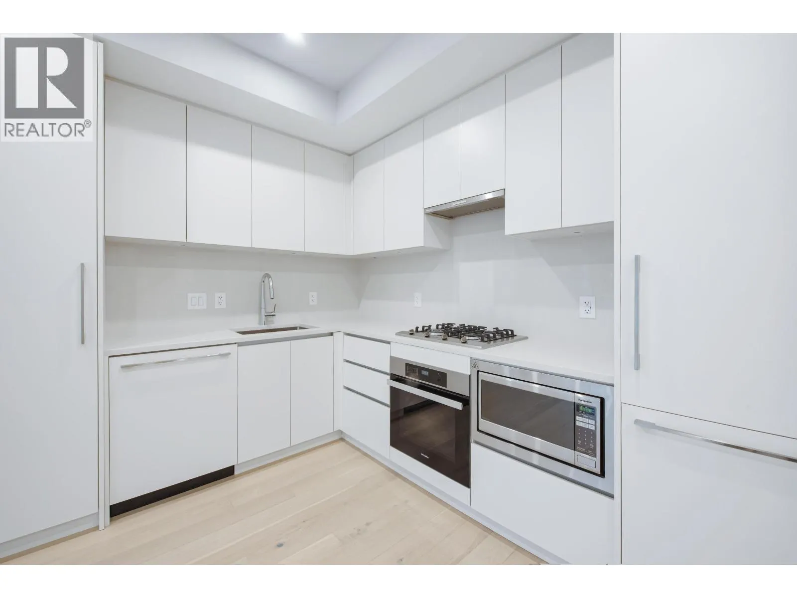 871 W 33RD AVENUE