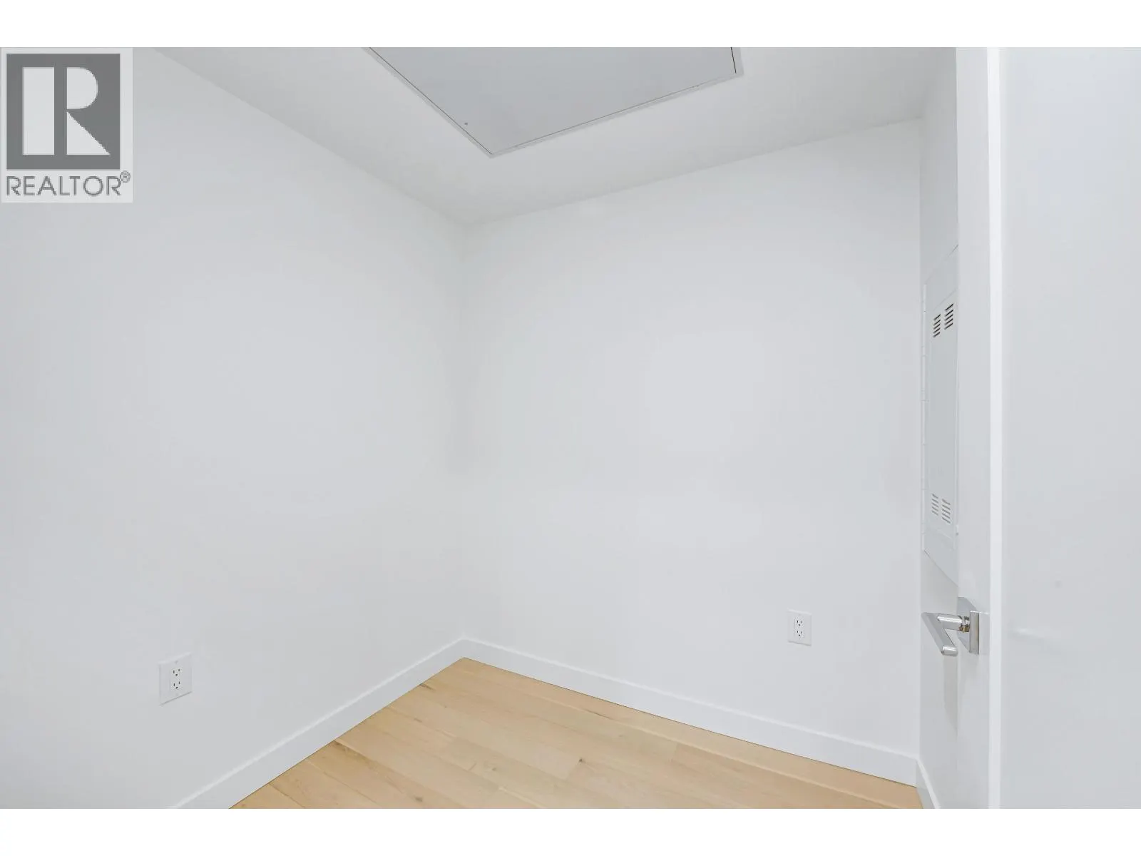 871 W 33RD AVENUE