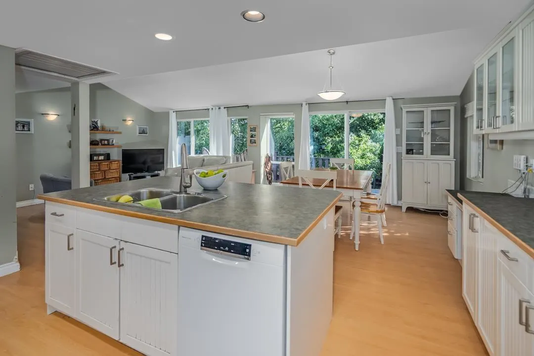 2242 FOOTHILLS COURT
