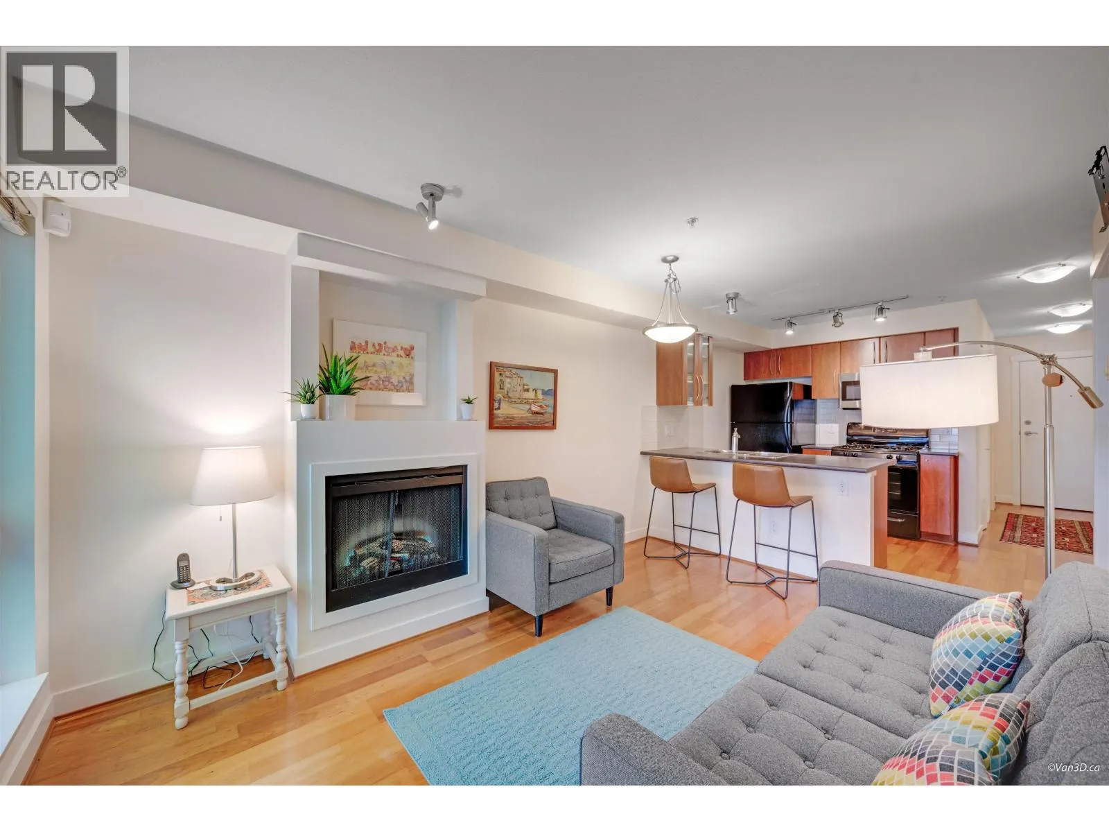 201 736 W 14TH AVENUE
