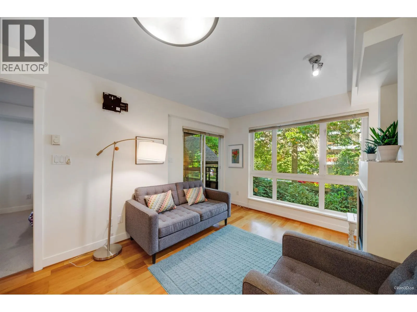 201 736 W 14TH AVENUE