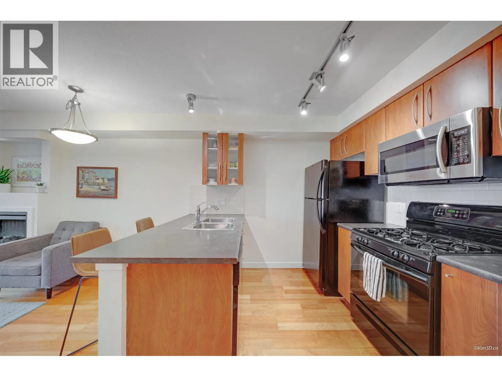 201 736 W 14TH AVENUE