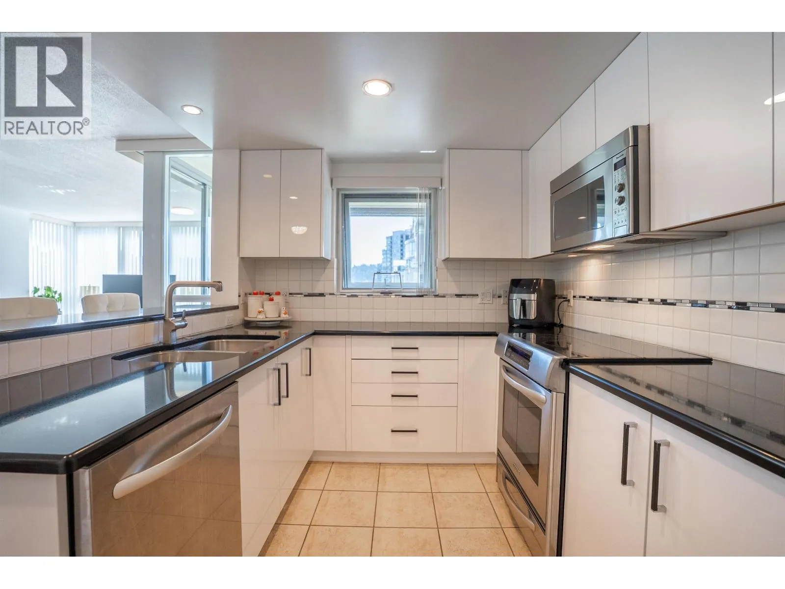 1403 235 GUILDFORD WAY