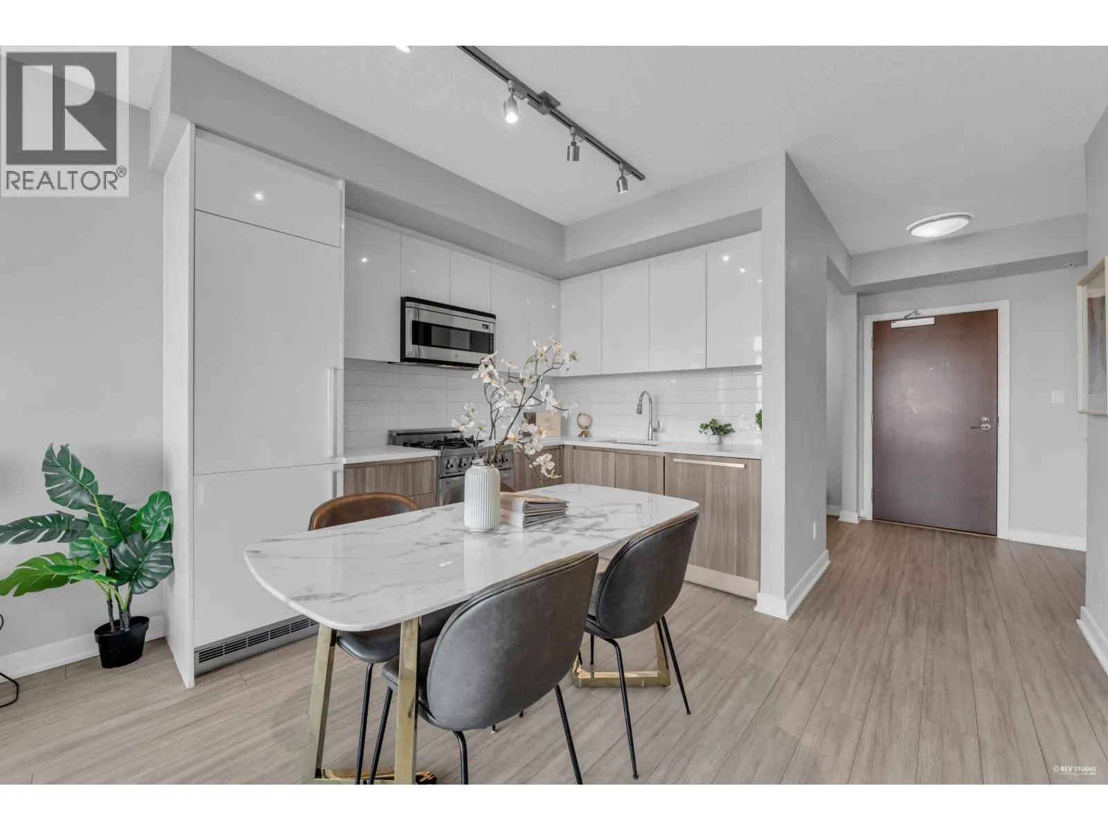 3002 4900 LENNOX LANE