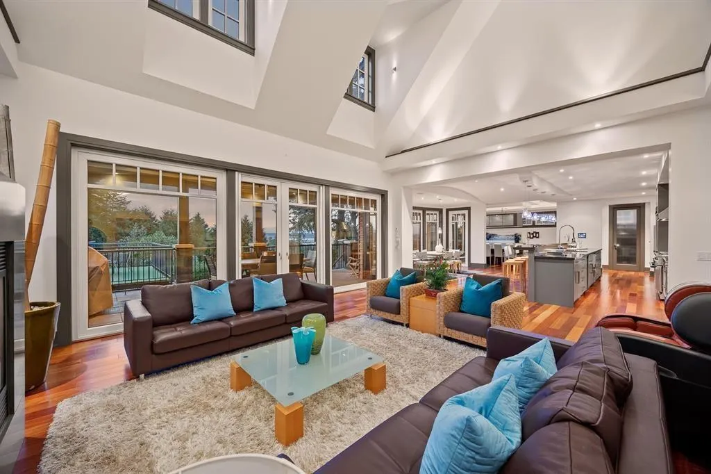2737 CRESCENT DRIVE