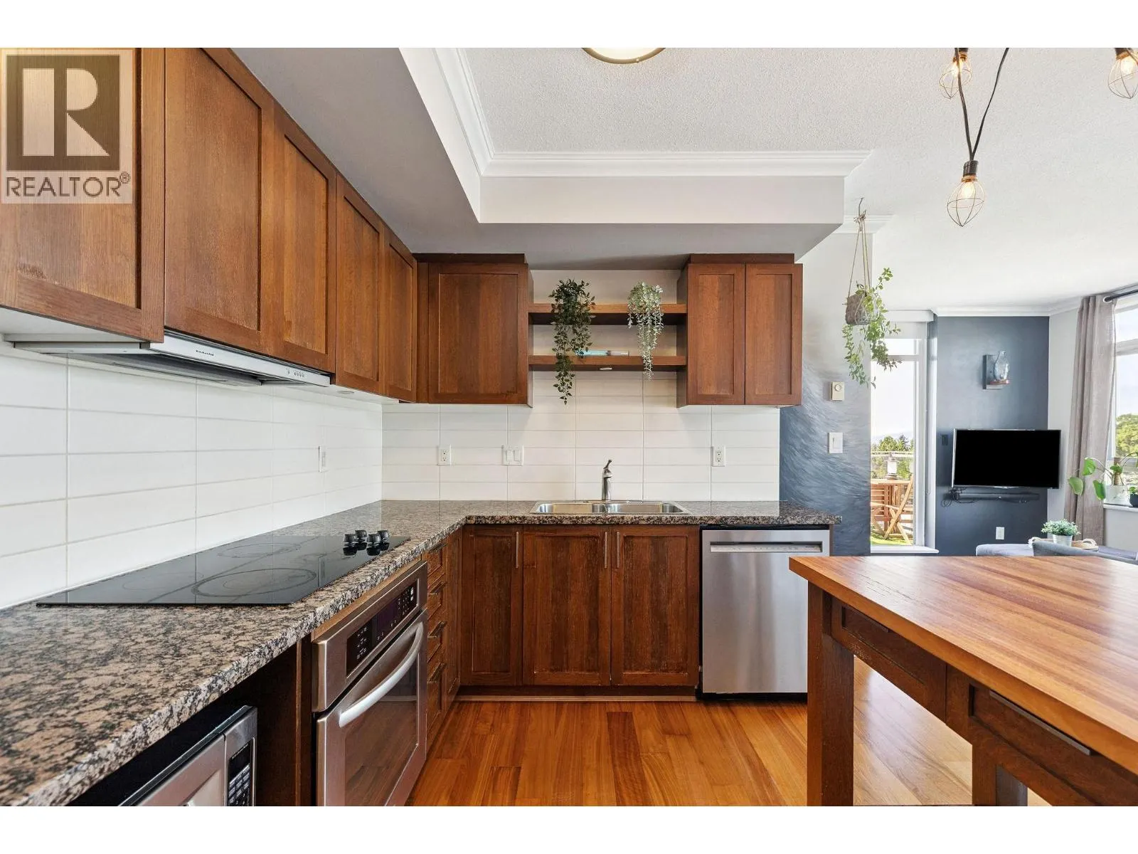 619 2268 W BROADWAY