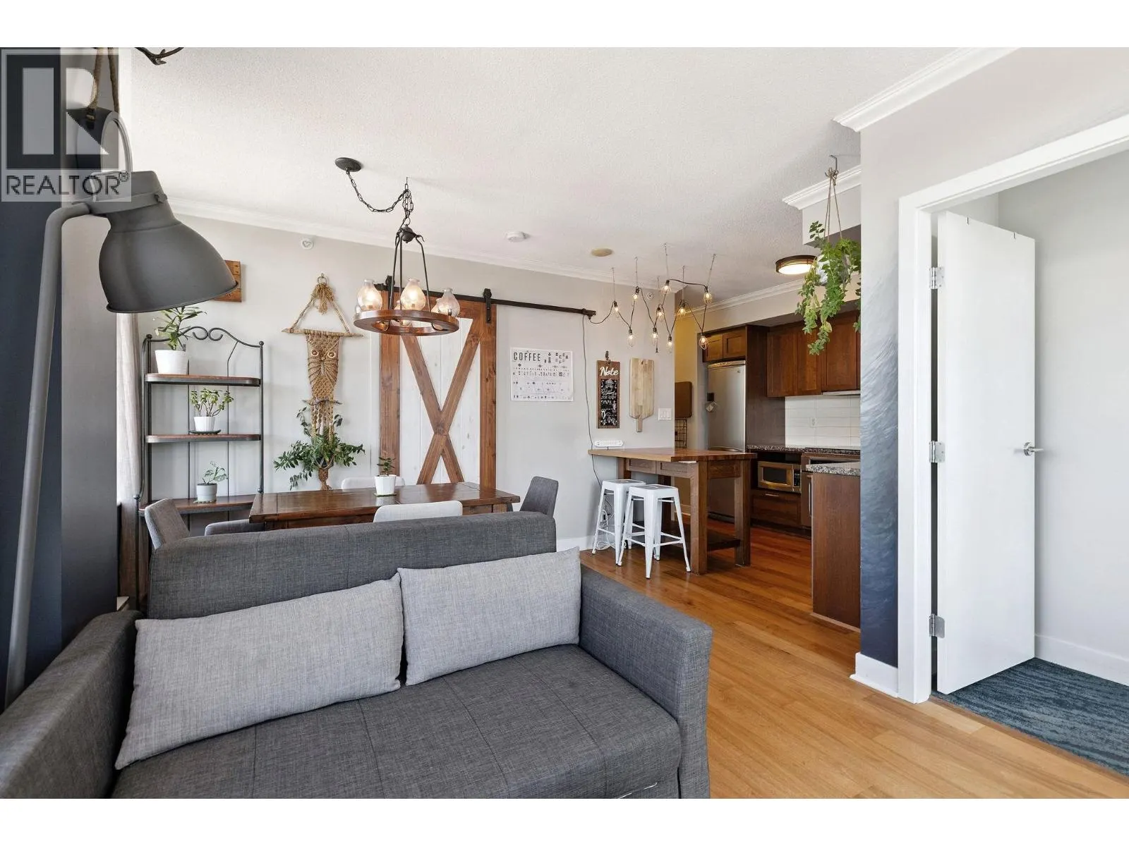 619 2268 W BROADWAY
