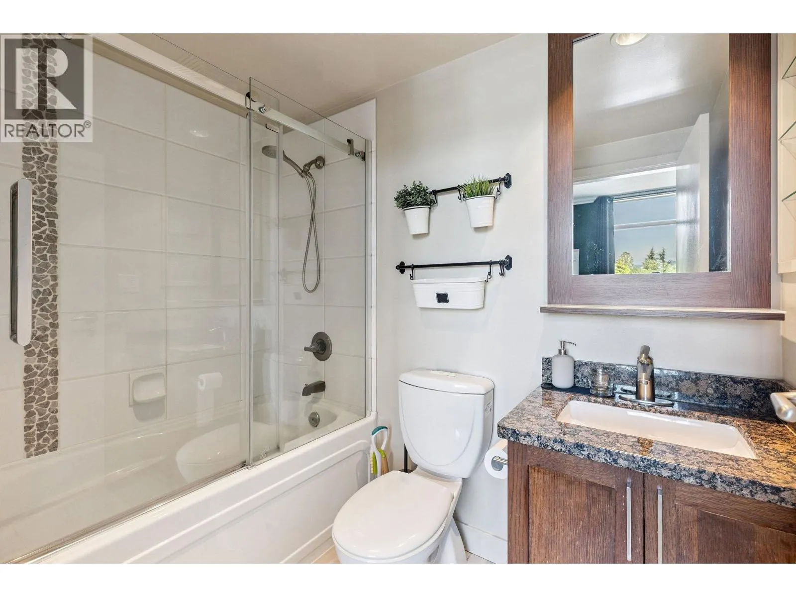 619 2268 W BROADWAY