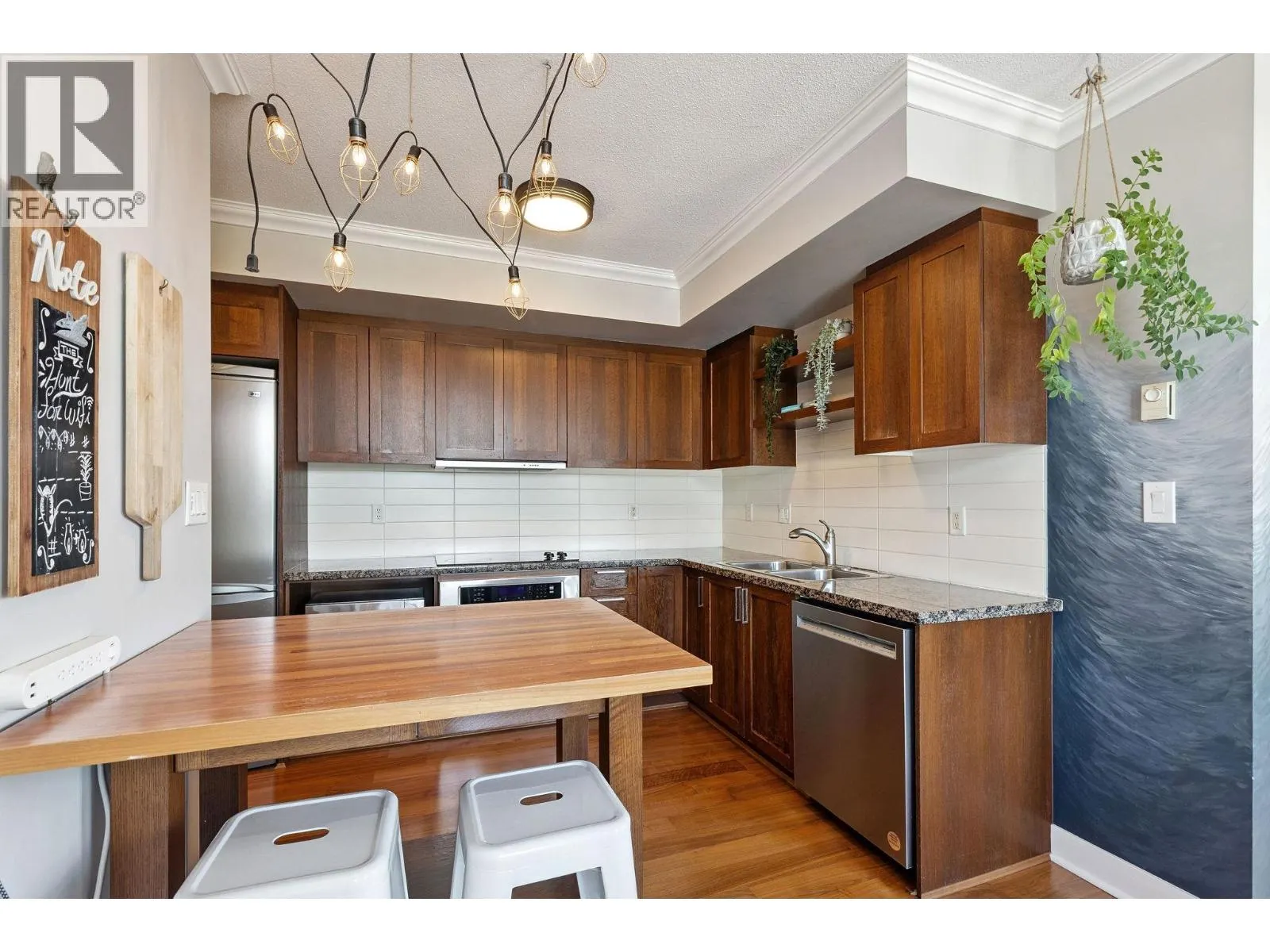 619 2268 W BROADWAY