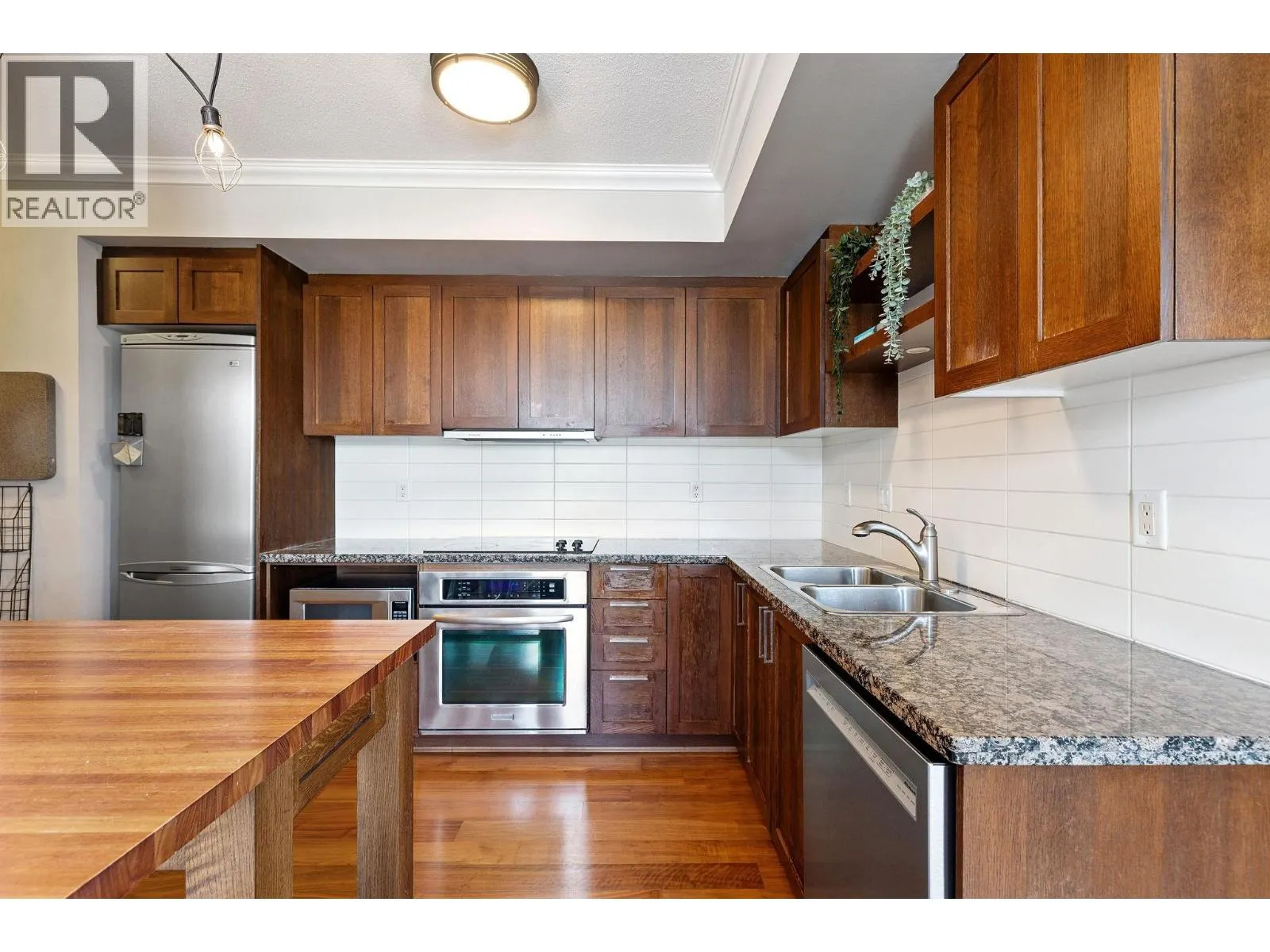 619 2268 W BROADWAY