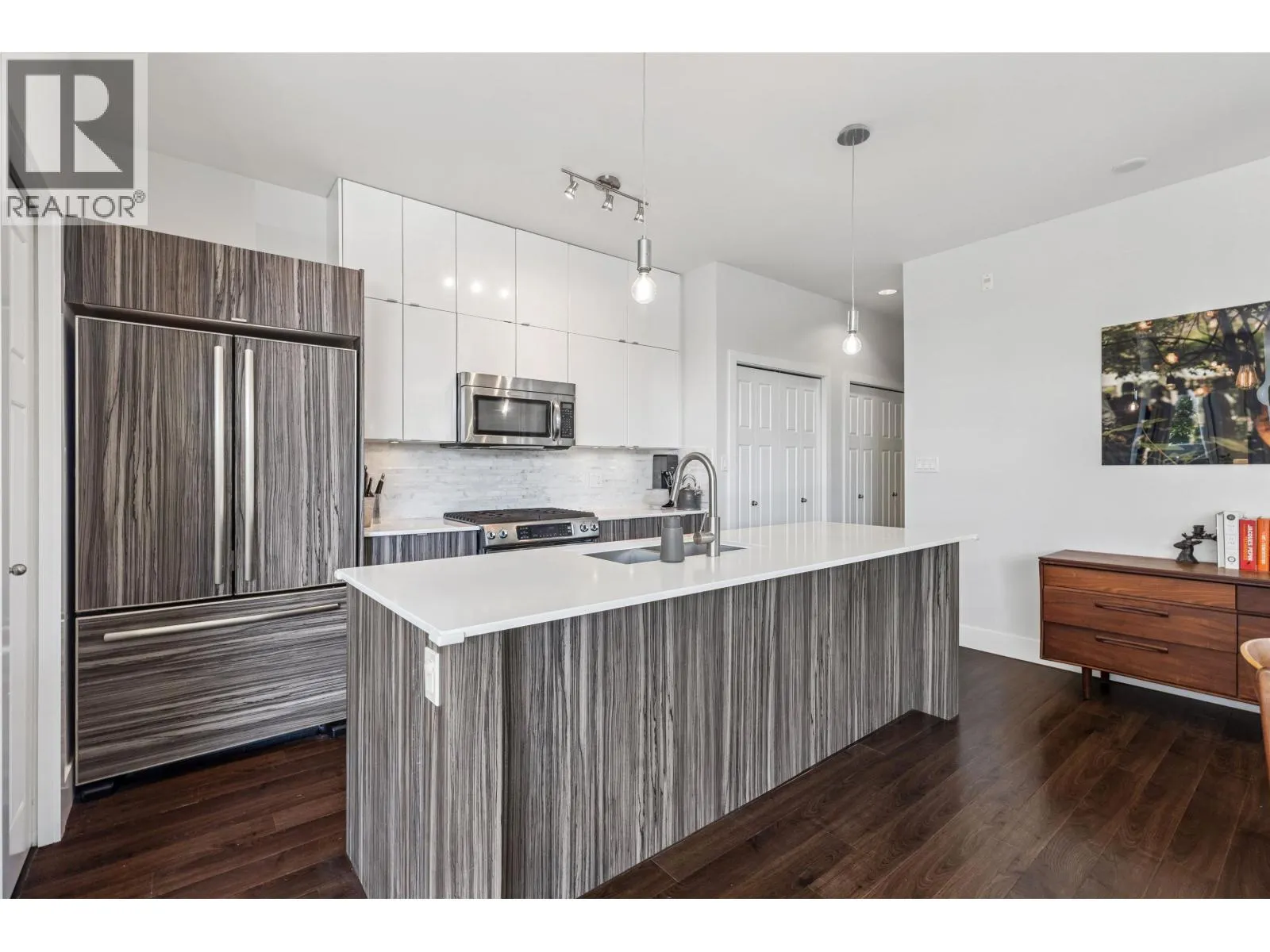 214 2250 COMMERCIAL DRIVE