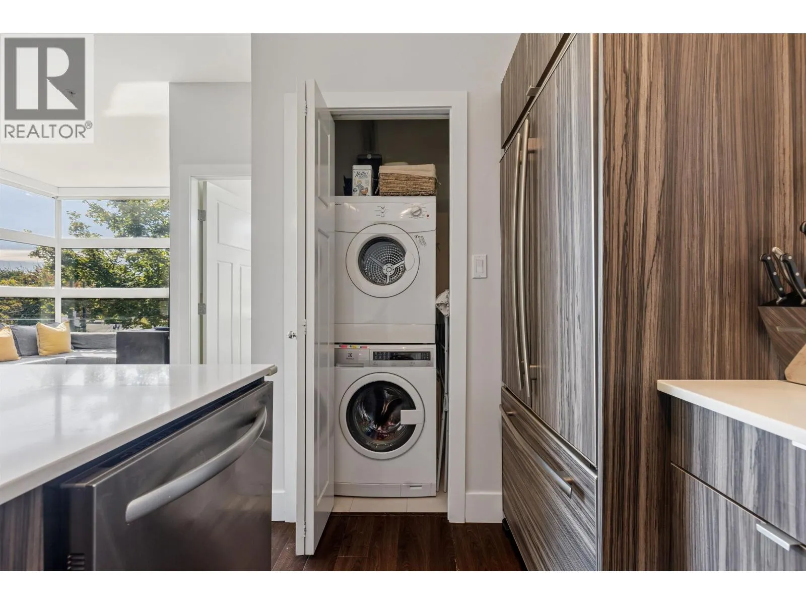 214 2250 COMMERCIAL DRIVE