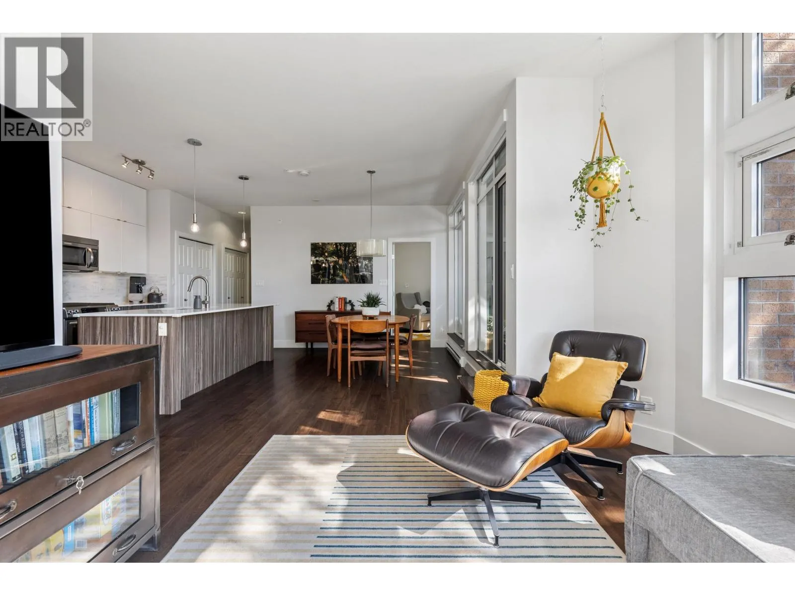 214 2250 COMMERCIAL DRIVE