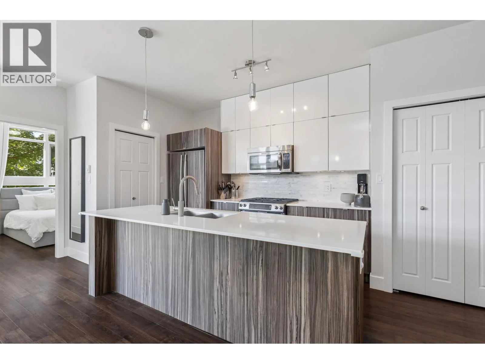 214 2250 COMMERCIAL DRIVE