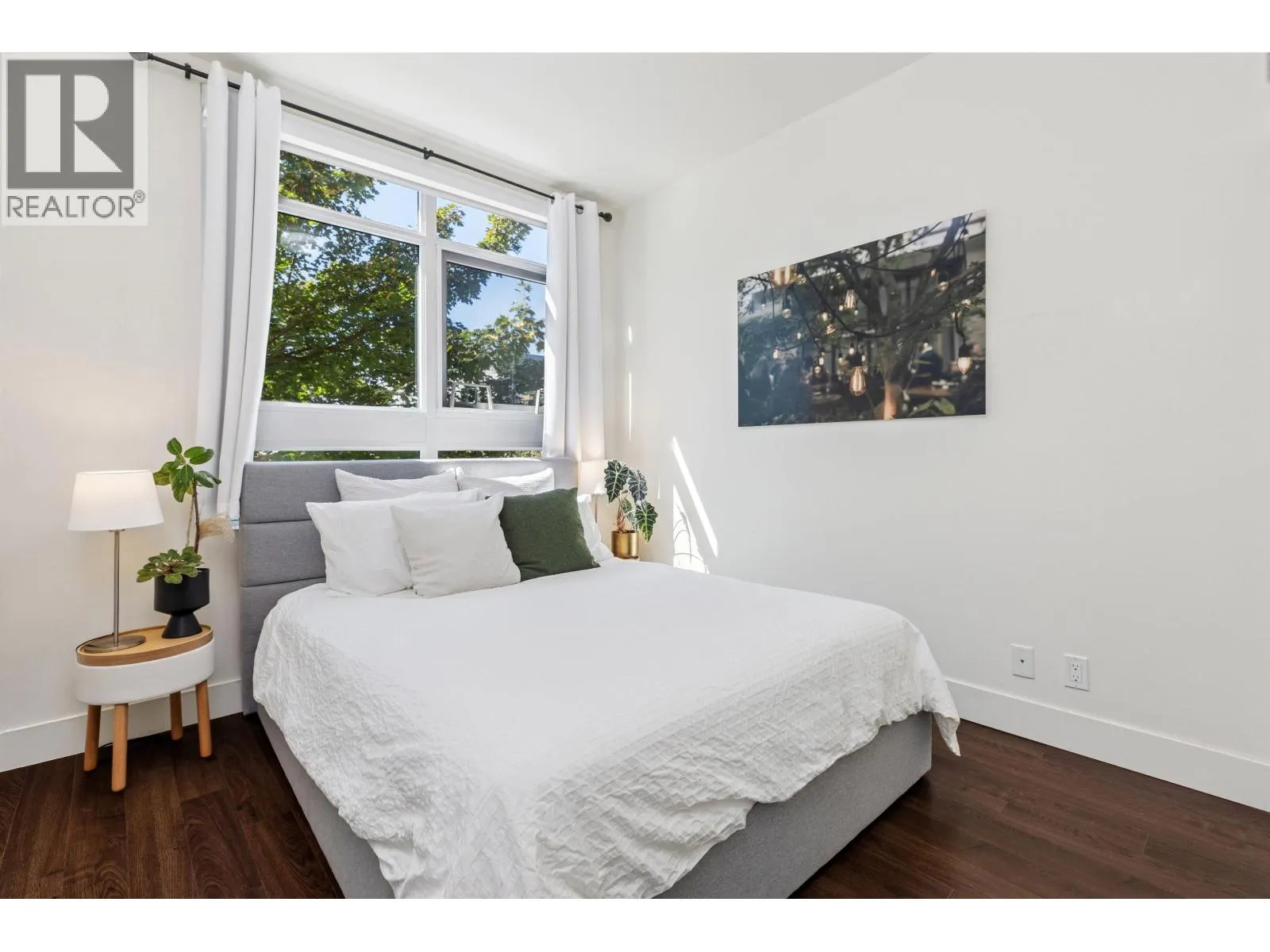 214 2250 COMMERCIAL DRIVE