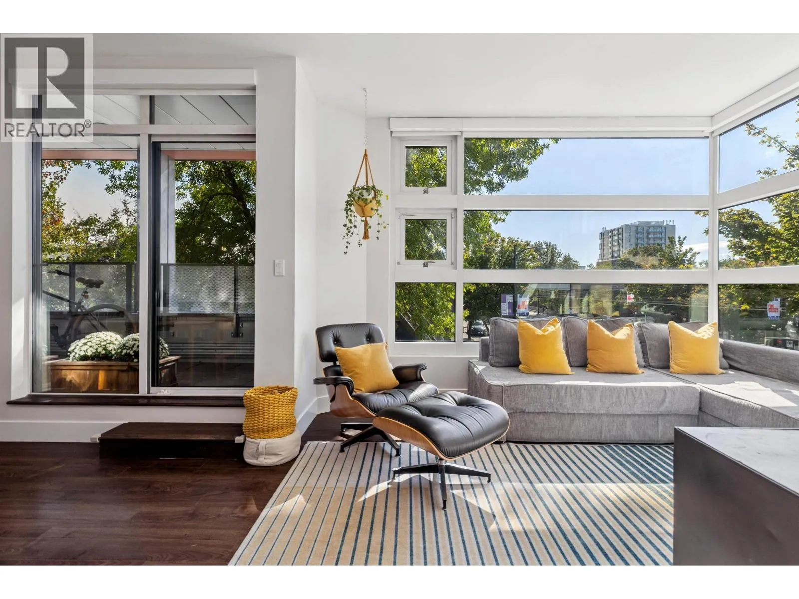 214 2250 COMMERCIAL DRIVE