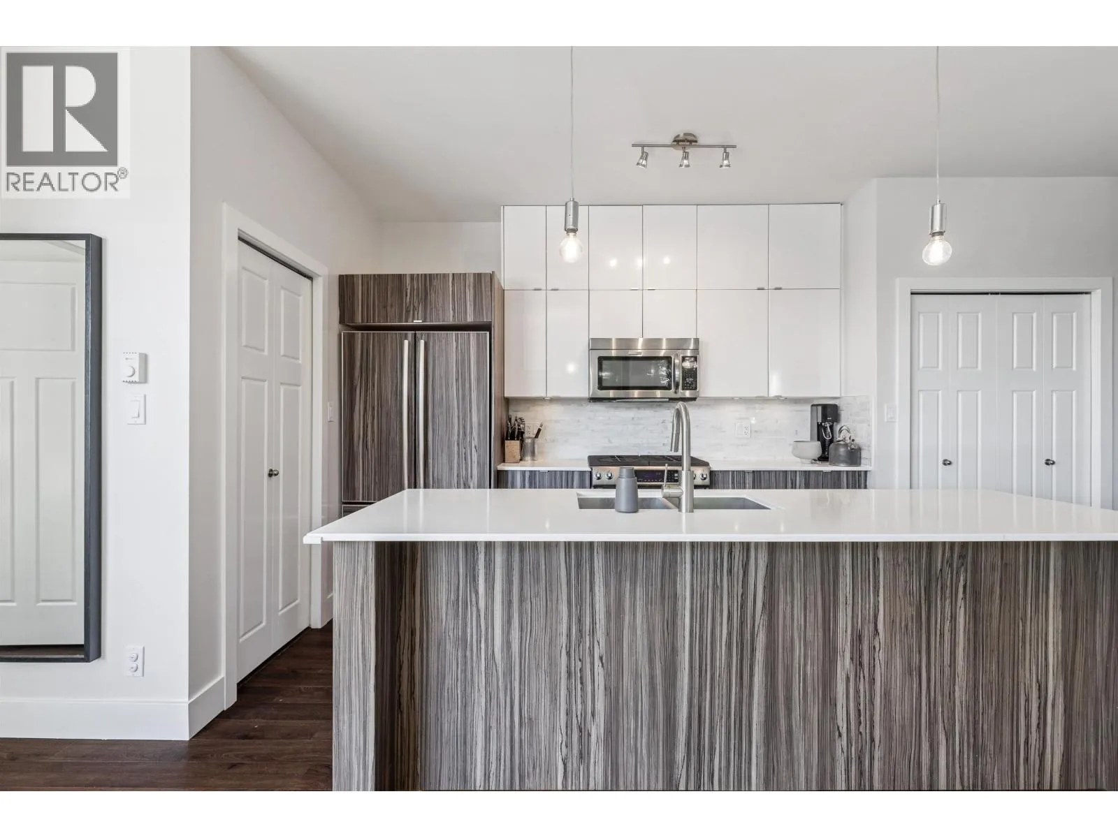 214 2250 COMMERCIAL DRIVE