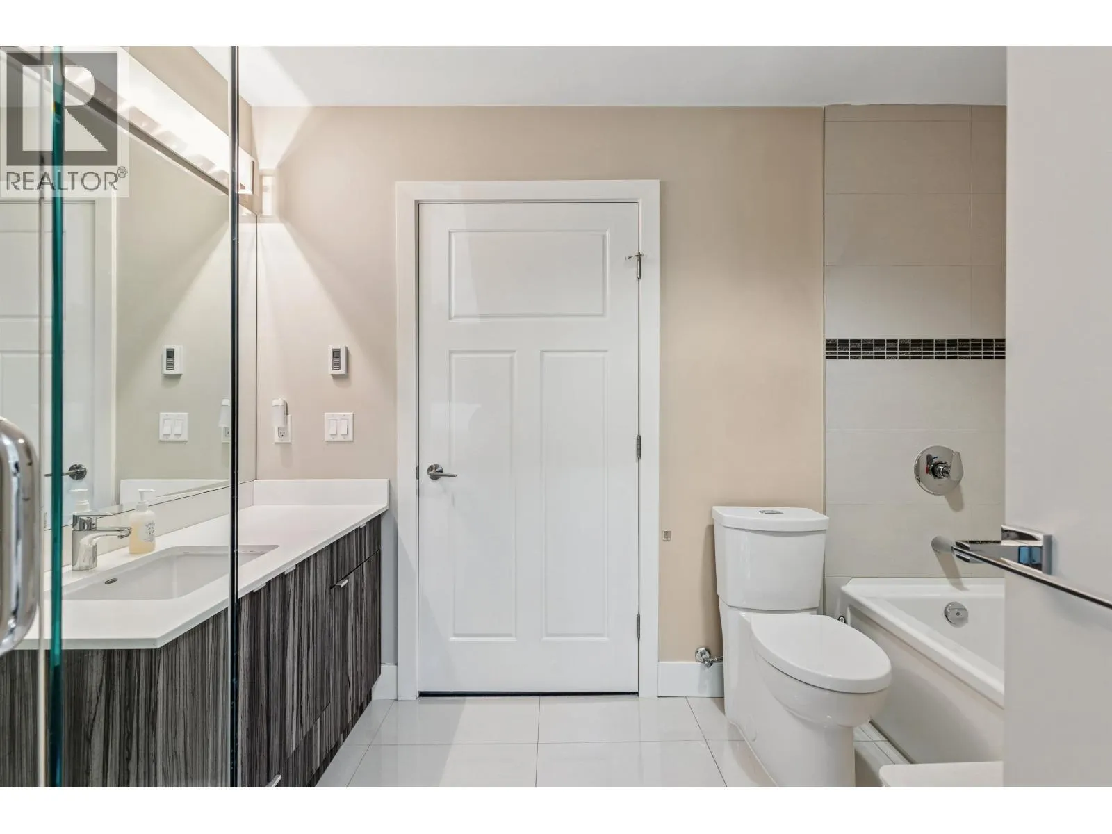 214 2250 COMMERCIAL DRIVE
