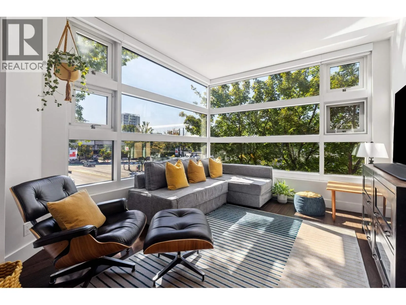 214 2250 COMMERCIAL DRIVE