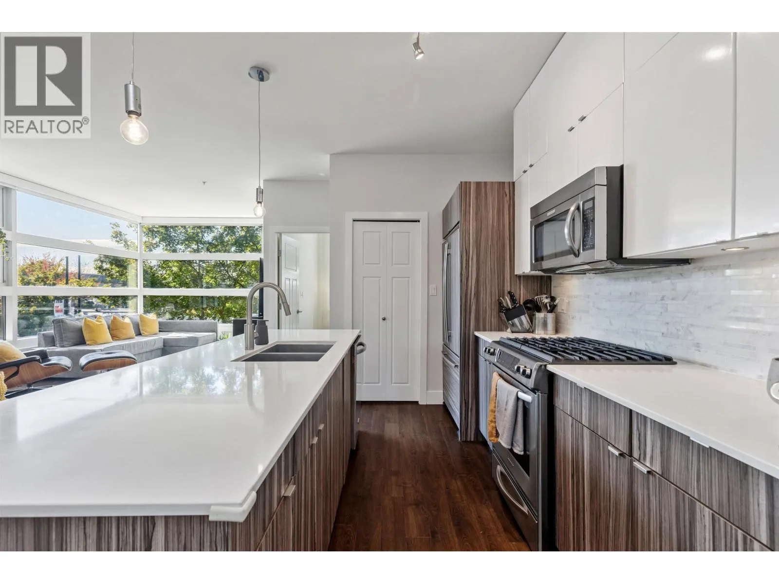 214 2250 COMMERCIAL DRIVE