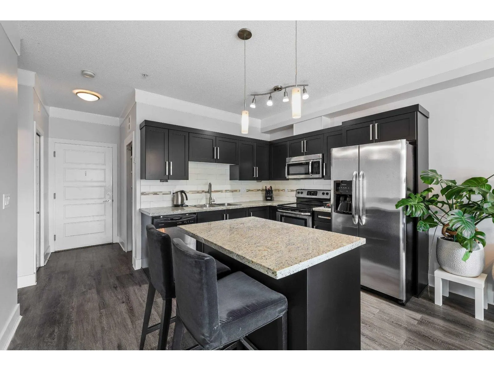 207 20630 DOUGLAS CRESCENT